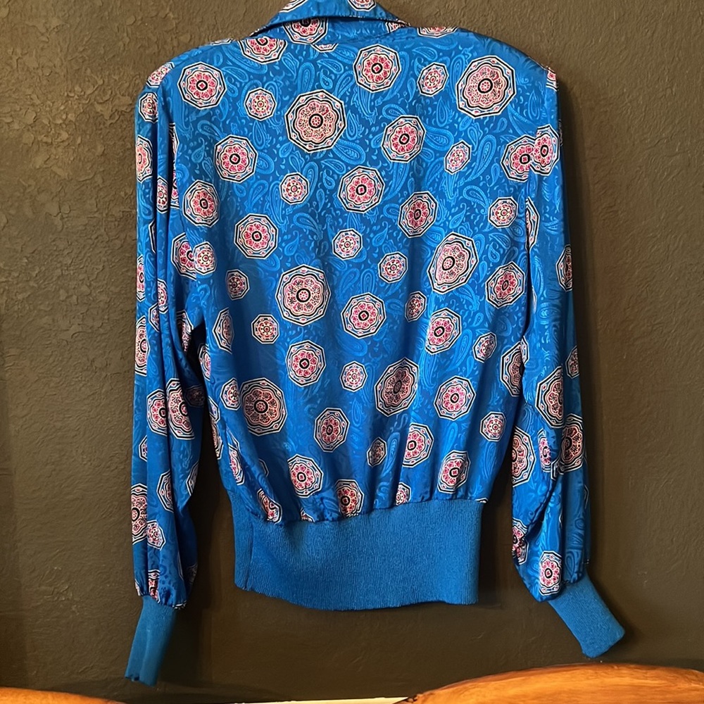 1980’s blouse multi colored shoulder pads. Blousey. Sleeves and waist stretch - Picture 3 of 9